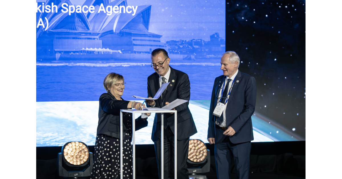 Türkiye, Uluslararası Uzay Kongresi’ne Hazırlanıyor: IAF Bayrağı Antalya İçin Teslim Alındı